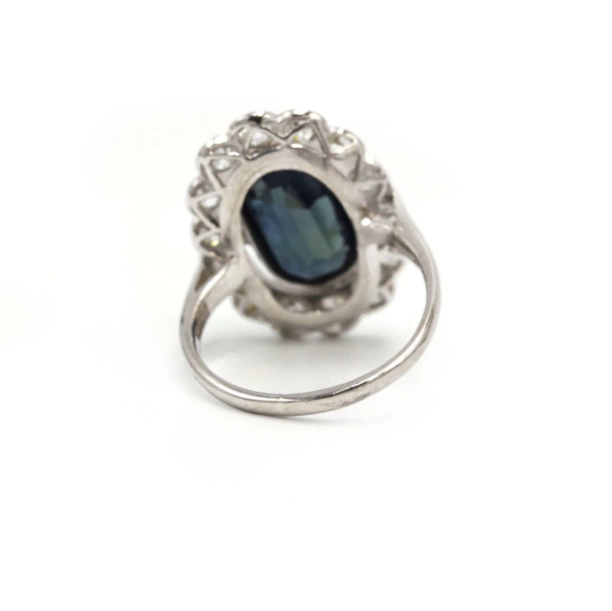 Bague Pompadour en platine, saphir et diamants - Castafiore