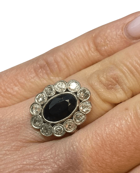 Bague Pompadour en platine, saphir et diamants - Castafiore