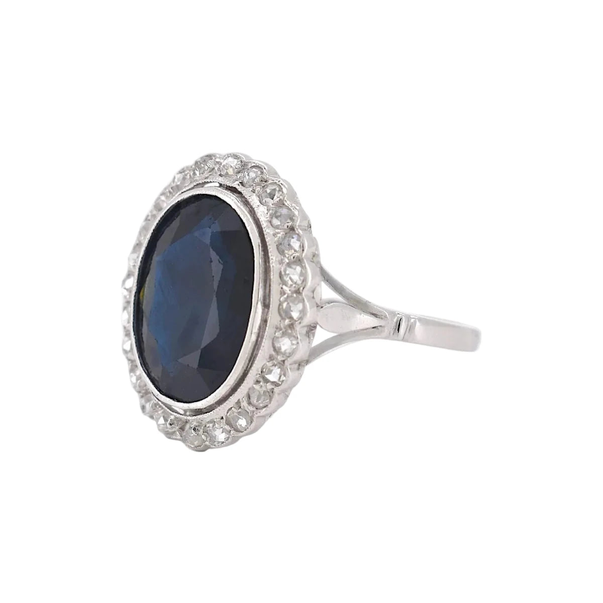 Bague Pompadour en platine, saphir et diamants - Castafiore