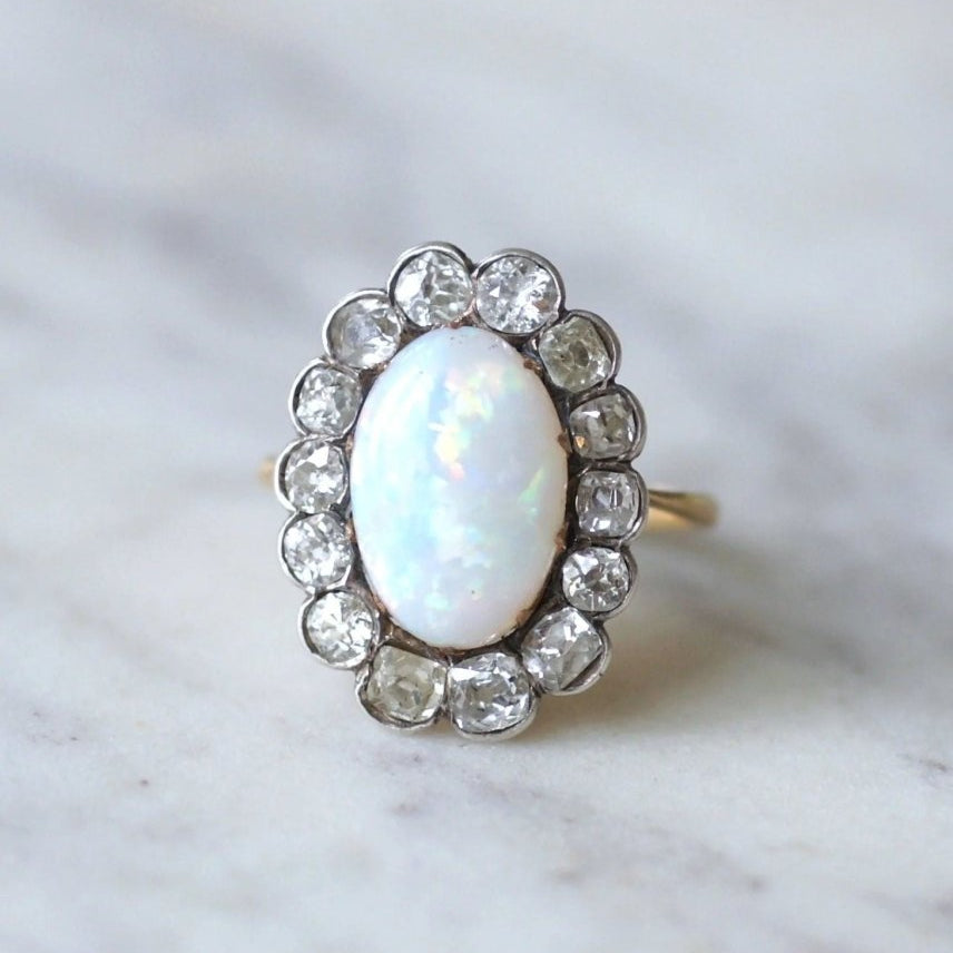 Bague Pompadour opale entourage diamants - Castafiore
