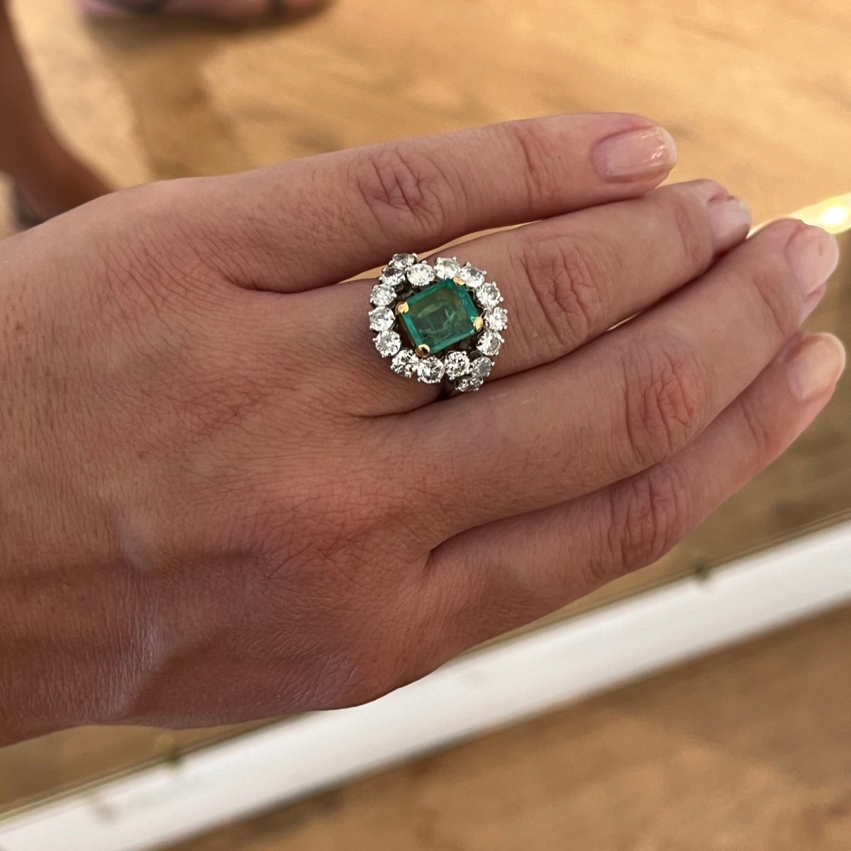 Bague Pompadour Or blanc Emeraude - Castafiore