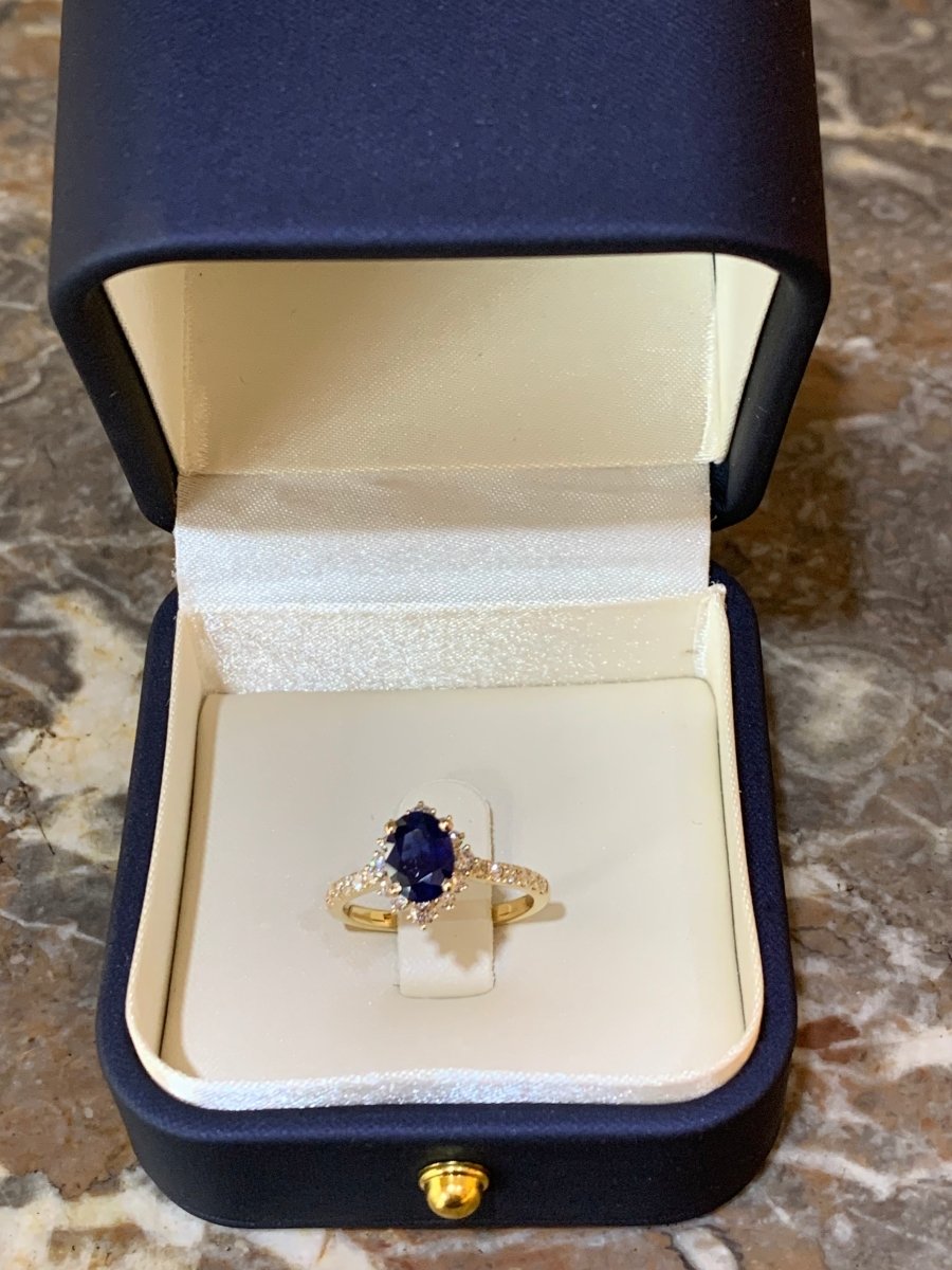 Bague Pompadour Saphir 1.47 Diamants Or Jaune 18 Carats - Castafiore