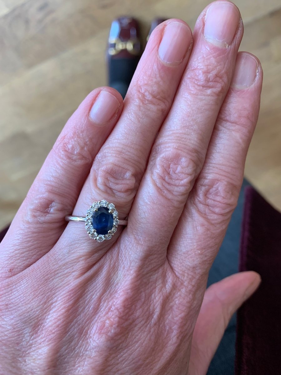 Bague Pompadour Saphir 1.50 Diamants Or Gris 18 Carats - Castafiore