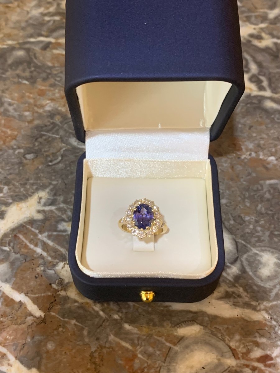 Bague Pompadour Saphir Ceylan Non Chauffé 3.55 Carats Diamants Or Jaune 18 Carats (Certificat) - Castafiore