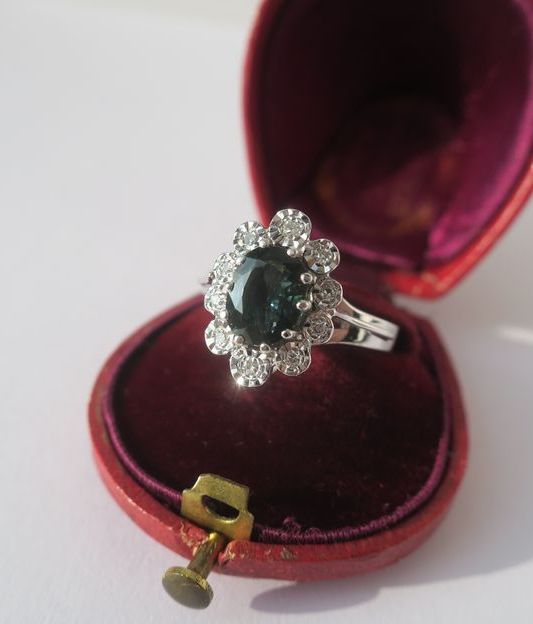 Bague Pompadour Saphir vert Diamants Or blanc - Castafiore