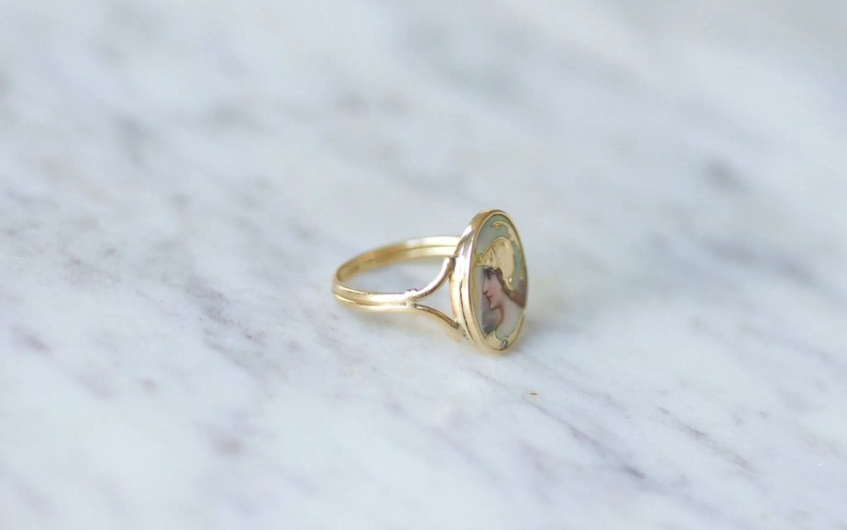 Bague portrait Athéna émail guilloché sur or - Castafiore