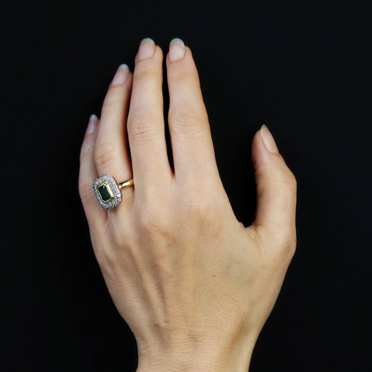 Bague rectangulaire en or jaune et blanc avec émeraude et diamants - Castafiore