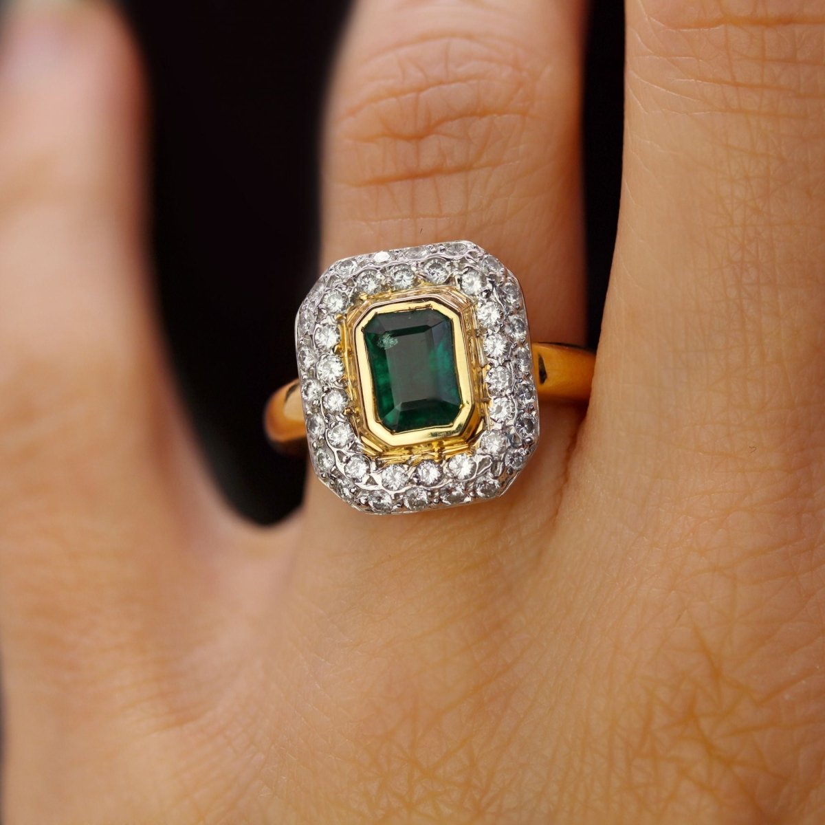 Bague rectangulaire en or jaune et blanc avec émeraude et diamants - Castafiore