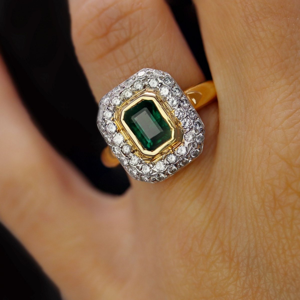 Bague rectangulaire en or jaune et blanc avec émeraude et diamants - Castafiore