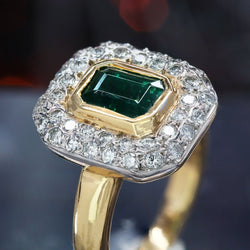 Bague rectangulaire en or jaune et blanc avec émeraude et diamants - Castafiore