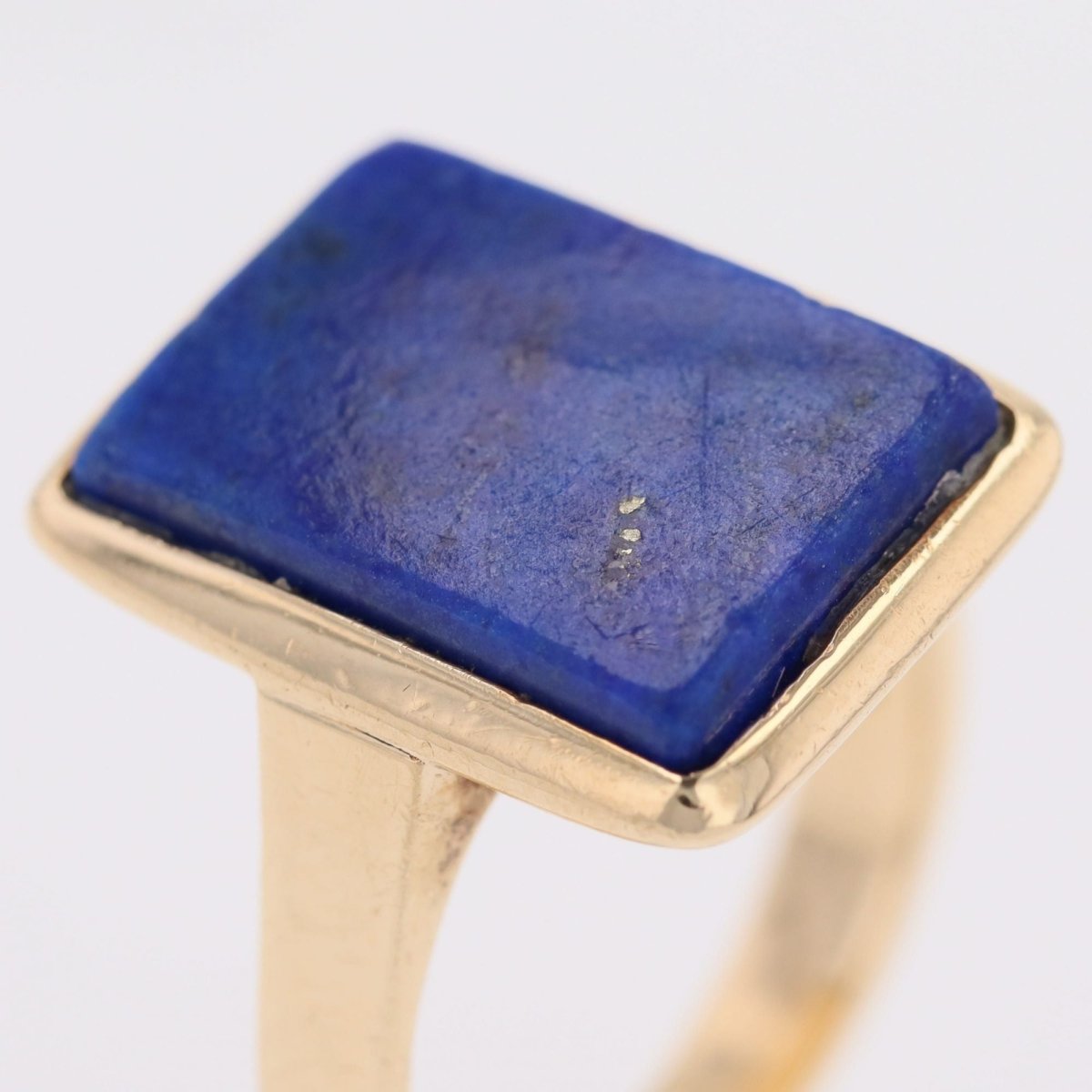 Ring antique rectangular lapis lazuli and gold