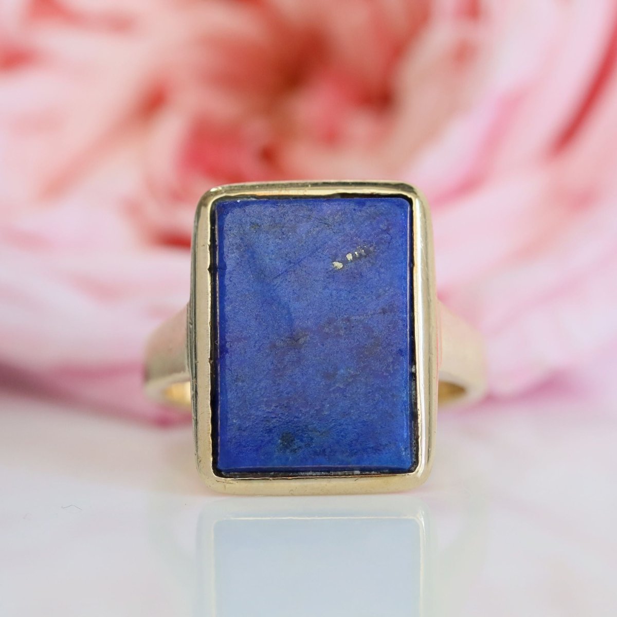 Ring antique rectangular lapis lazuli and gold