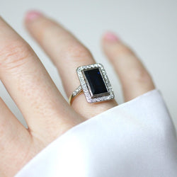 Bague Rectangulaire en or jaune, platine, saphir, et diamants - Castafiore