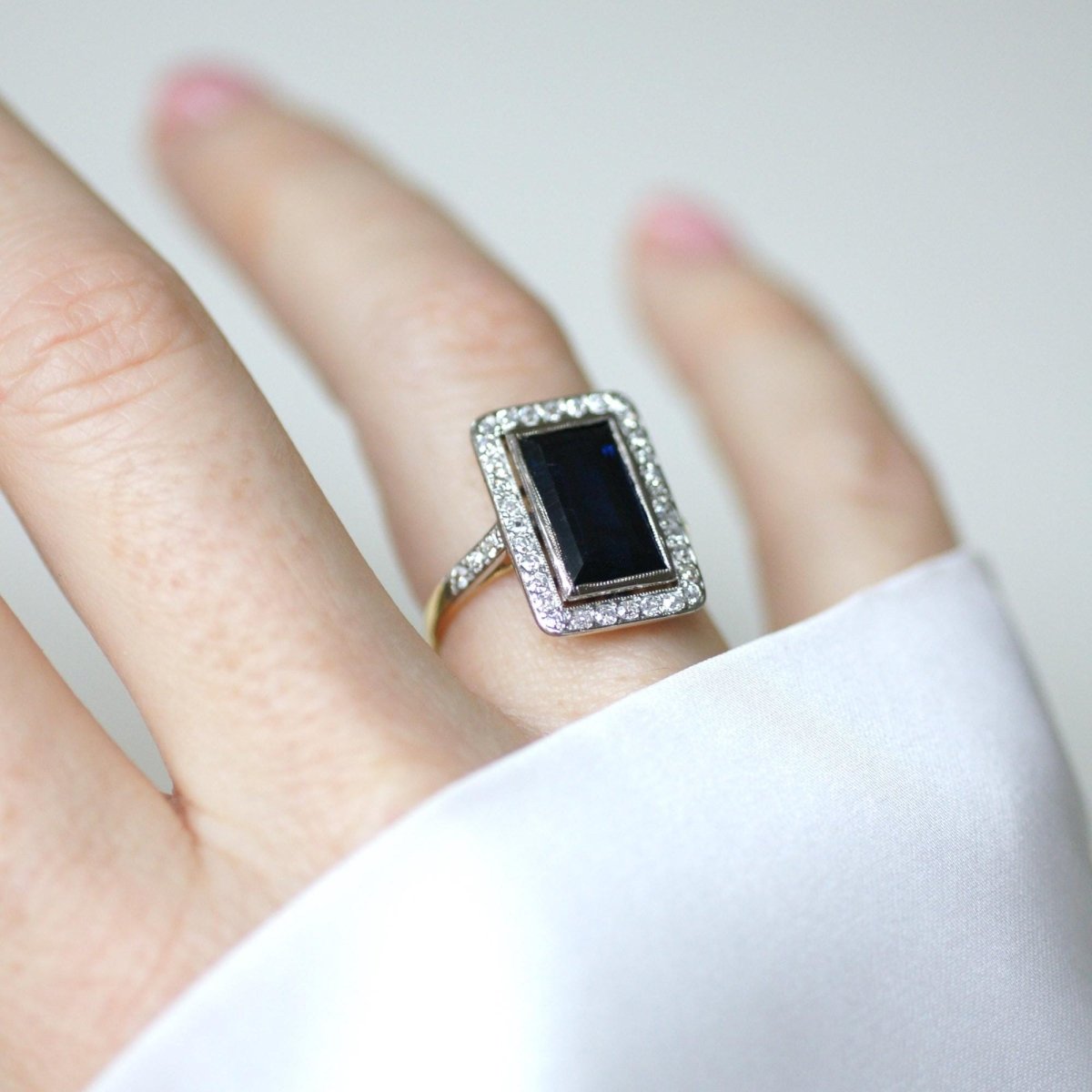 Bague Rectangulaire en or jaune, platine, saphir, et diamants - Castafiore