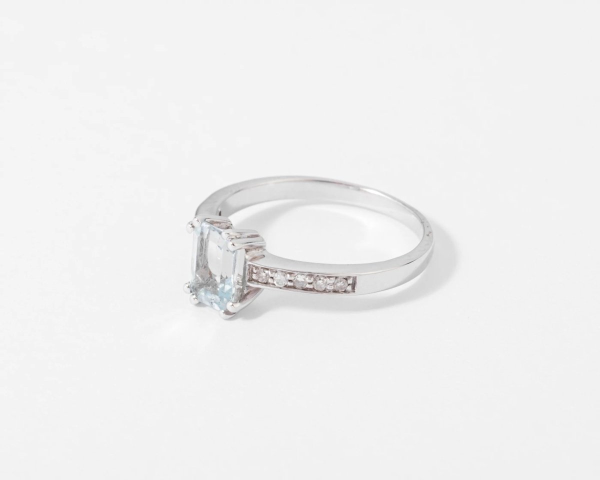 Bague rectangulaire ornée d'une aigue - marine - Castafiore
