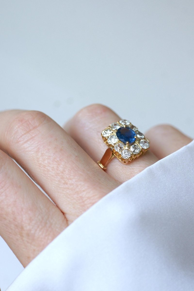 Bague Rectangulaire Saphir 1,10 Cts et Diamants - Castafiore