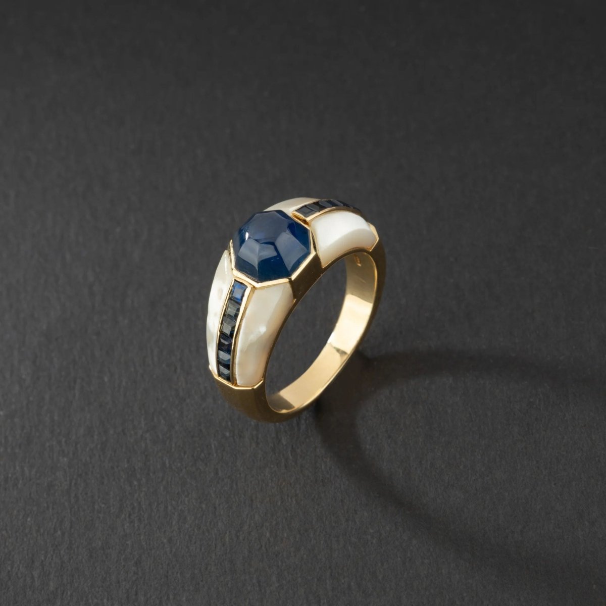 Bague REPOSSI pour femmes en or jaune 18K, saphirs et nacres. - Castafiore