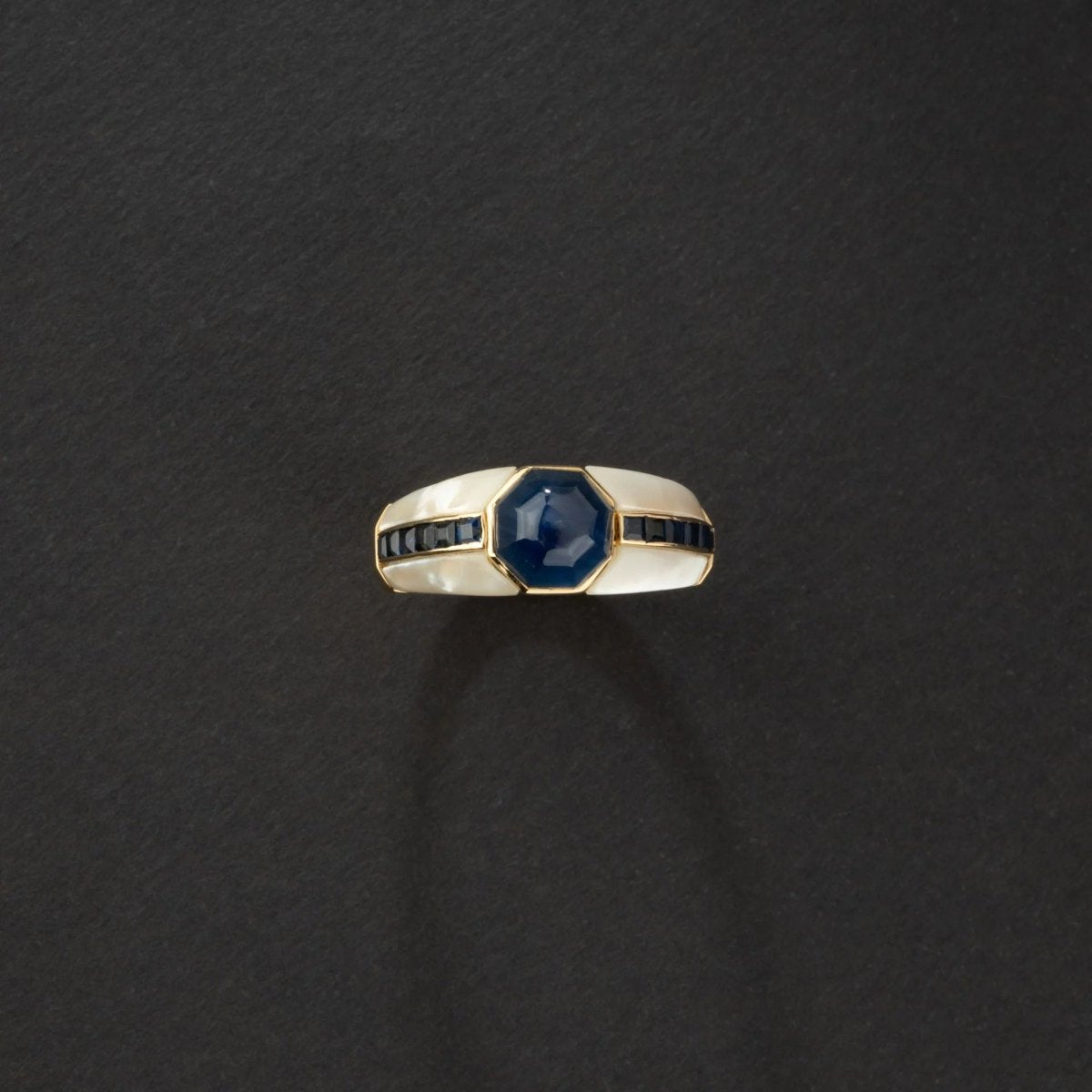 Bague REPOSSI pour femmes en or jaune 18K, saphirs et nacres. - Castafiore