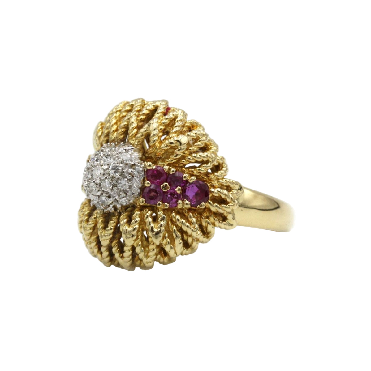 Bague retro années 60 texturée or jaune 750, diamants environ 0.40 carats et rubis environ 0.50 carats - Castafiore