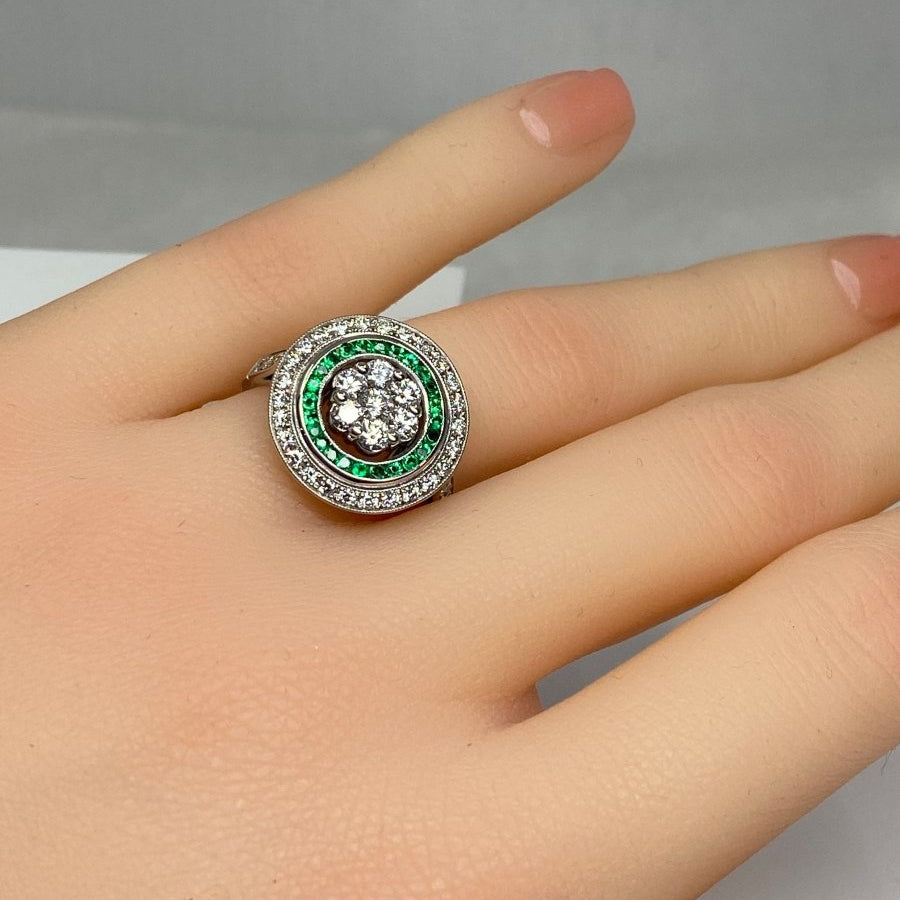 Bague ronde en or 18 carats en émeraudes et diamants de style ART DECO
