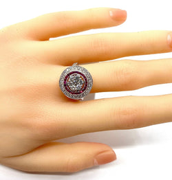 Bague ronde en or blanc 18 carats en diamants et rubis - Castafiore