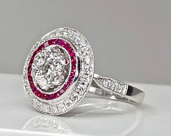 Bague ronde en or blanc 18 carats en diamants et rubis - Castafiore