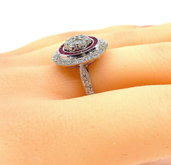 Bague ronde en or blanc 18 carats en diamants et rubis - Castafiore