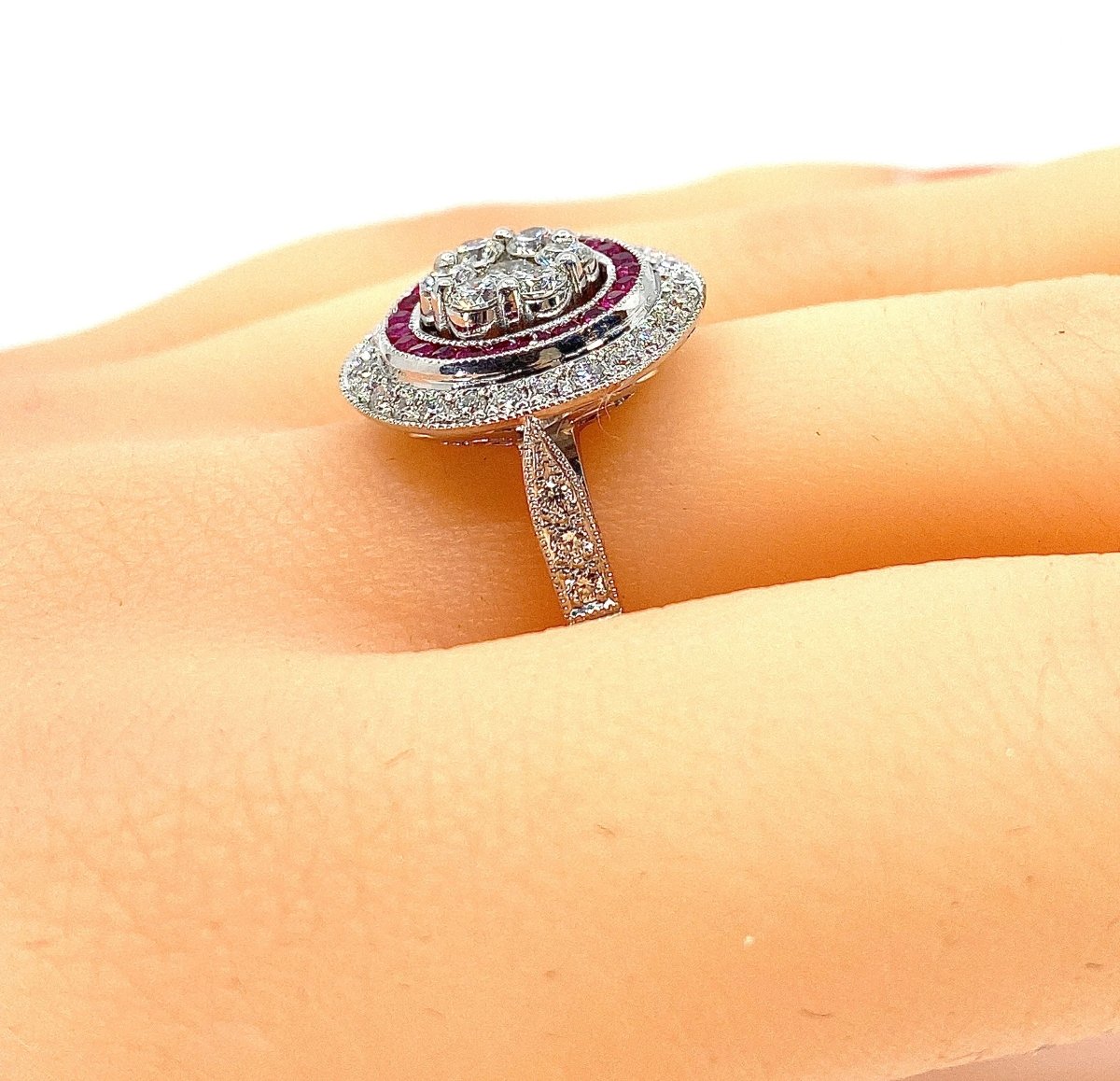 Bague ronde en or blanc 18 carats en diamants et rubis - Castafiore