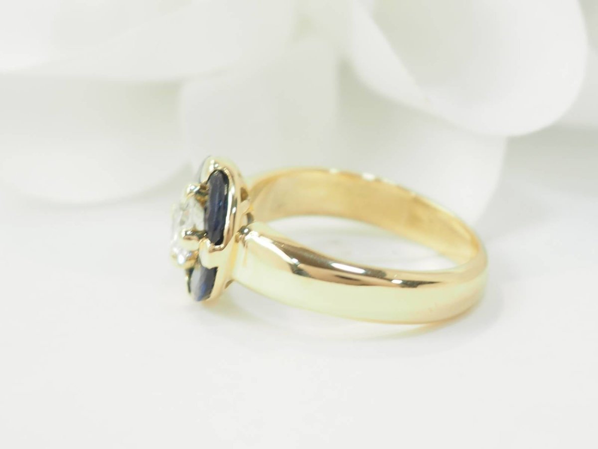 Bague ronde en or jaune, saphirs et diamant - Castafiore