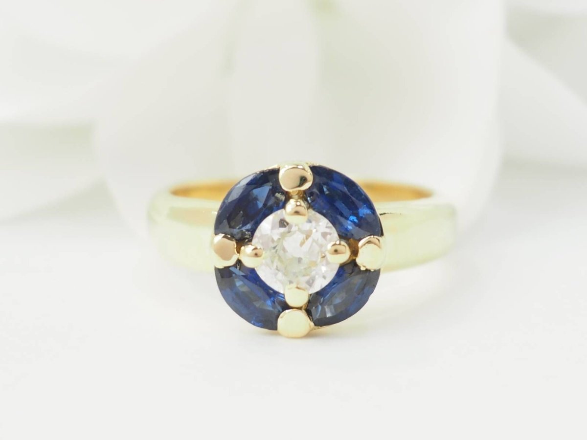Bague ronde en or jaune, saphirs et diamant - Castafiore