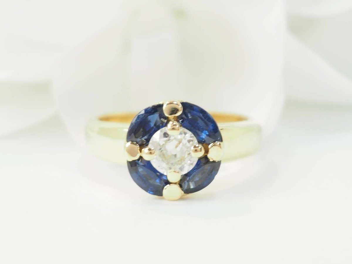 Bague ronde en or jaune, saphirs et diamant - Castafiore