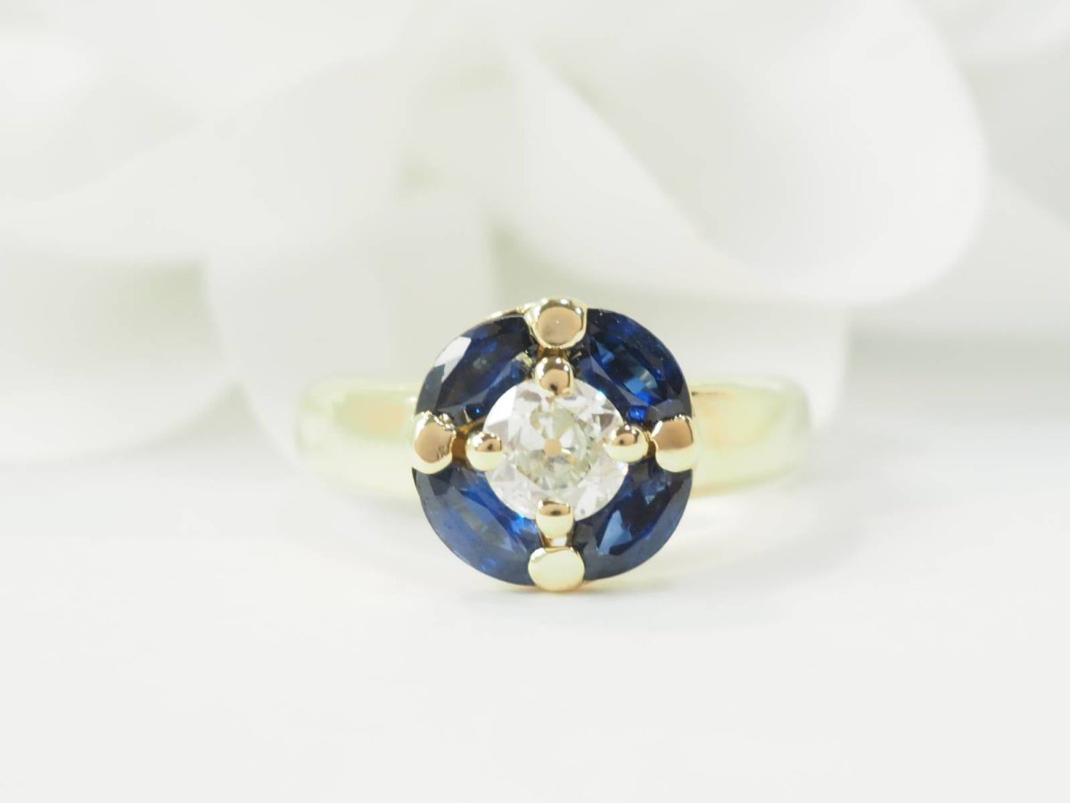 Bague ronde en or jaune, saphirs et diamant - Castafiore