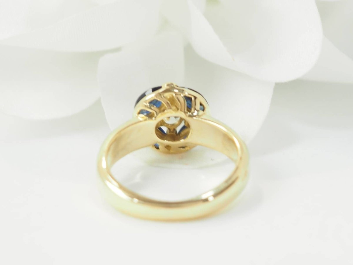 Bague ronde en or jaune, saphirs et diamant - Castafiore