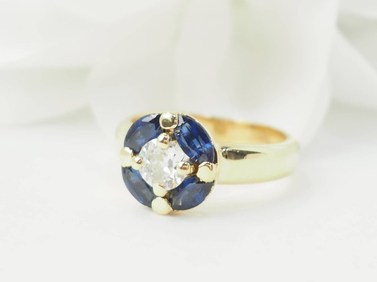 Bague ronde en or jaune, saphirs et diamant - Castafiore