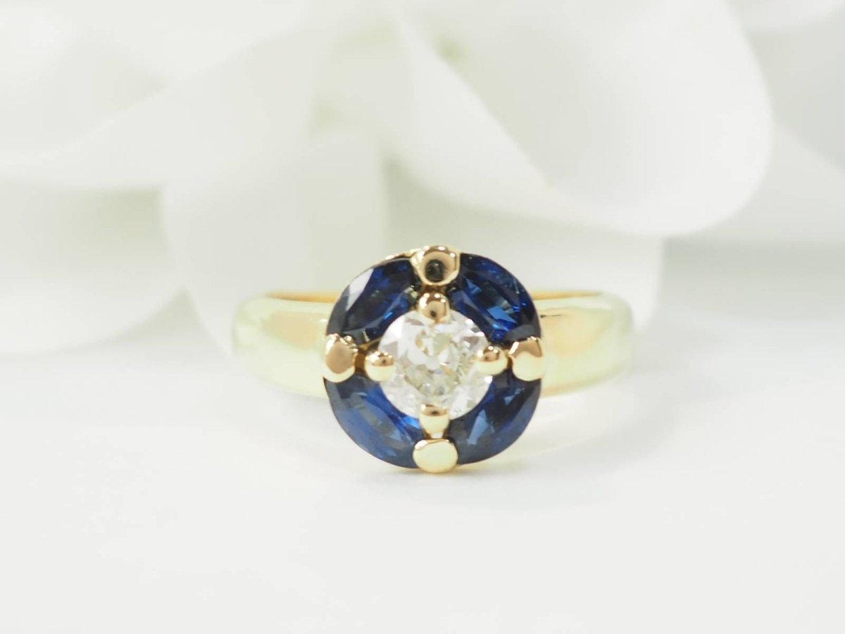 Bague ronde en or jaune, saphirs et diamant - Castafiore