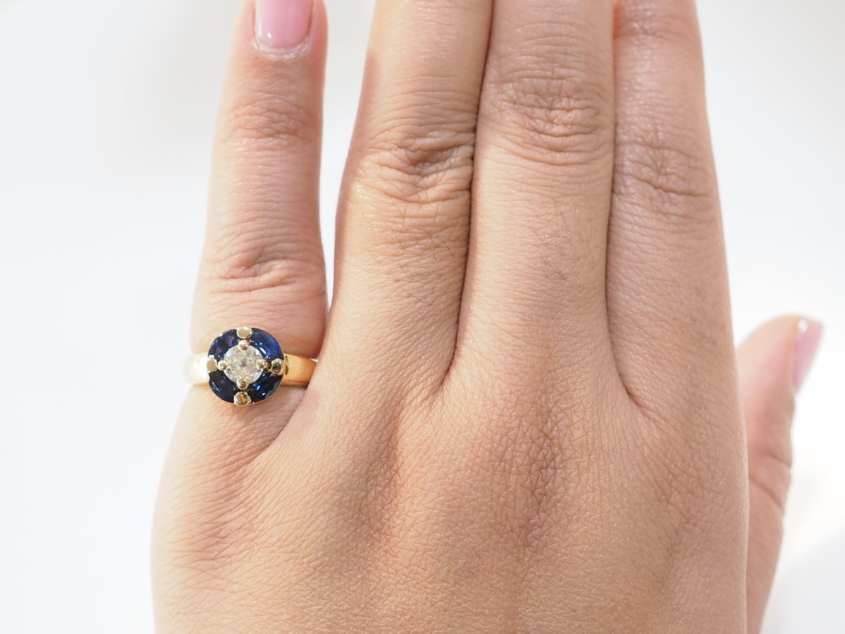 Bague ronde en or jaune, saphirs et diamant - Castafiore