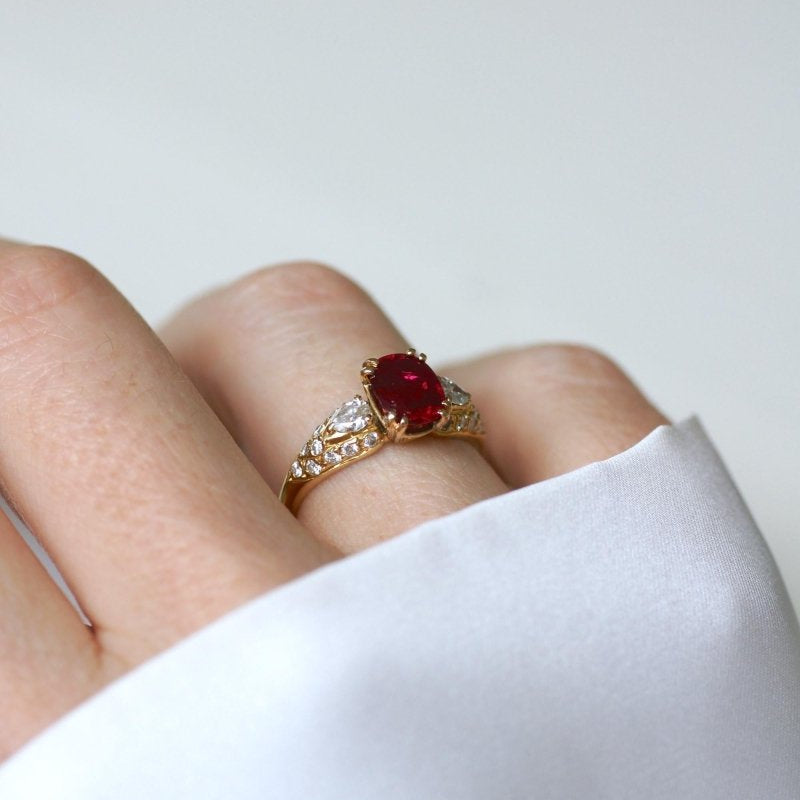 Bague Rubis 1.60 Cts et Diamant Poire sur Or jaune - Castafiore
