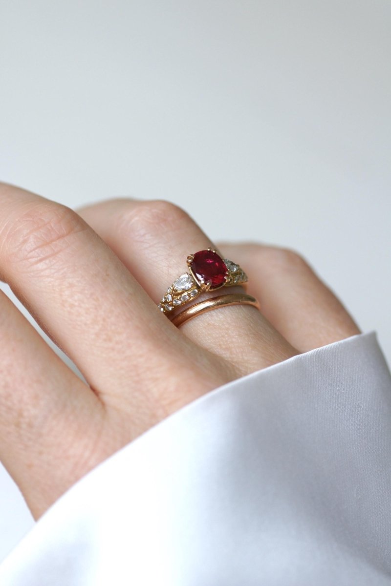 Bague Rubis 1.85 Cts et Diamant Poire sur Or jaune - Castafiore