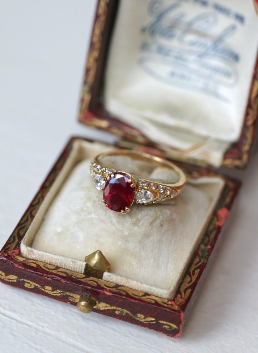 Bague Rubis 1.85 Cts et Diamant Poire sur Or jaune - Castafiore