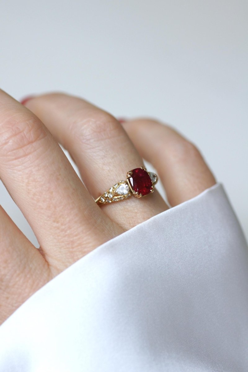 Bague Rubis 1.85 Cts et Diamant Poire sur Or jaune - Castafiore