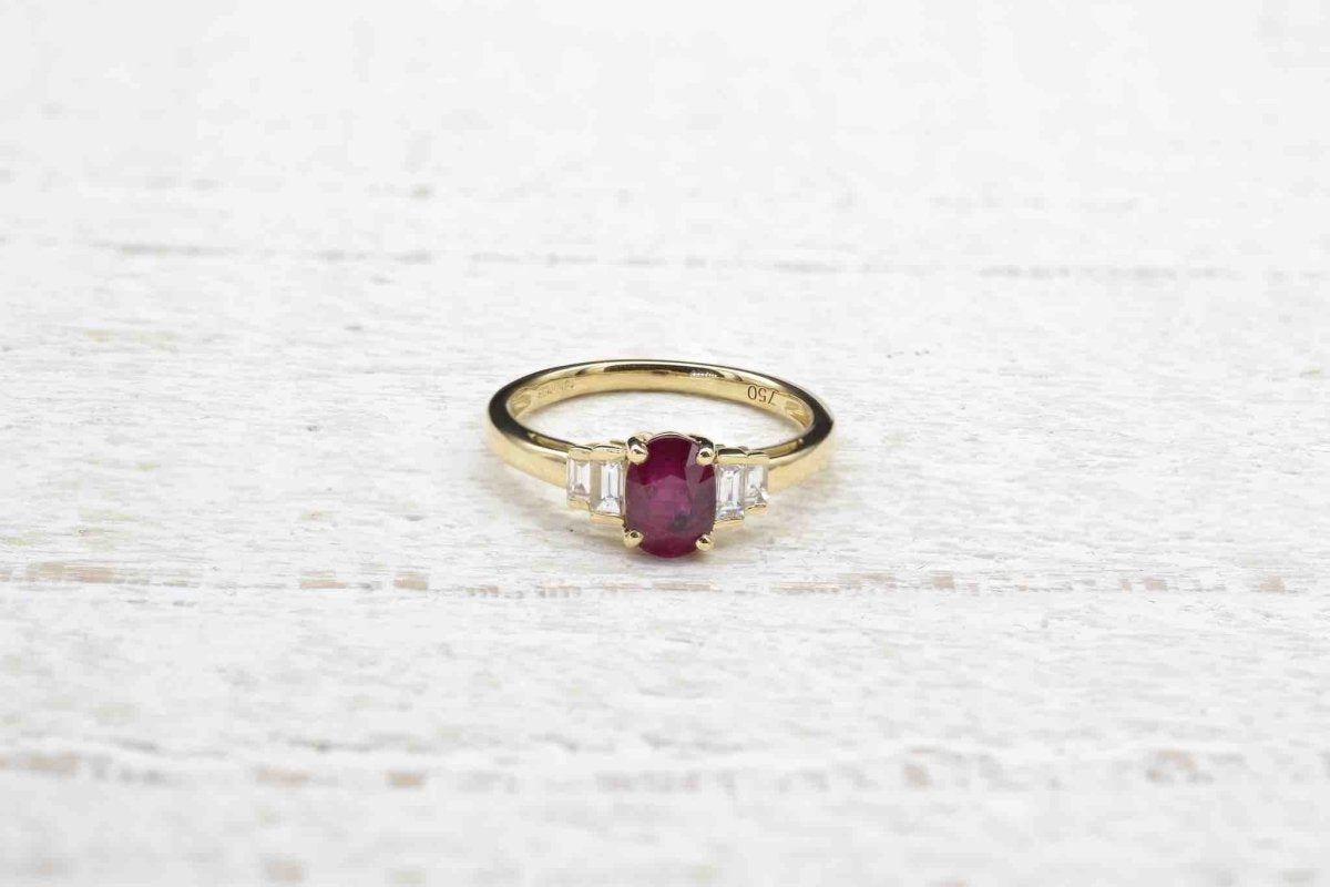 Bague rubis diamants baguettes en or jaune 18k - Castafiore