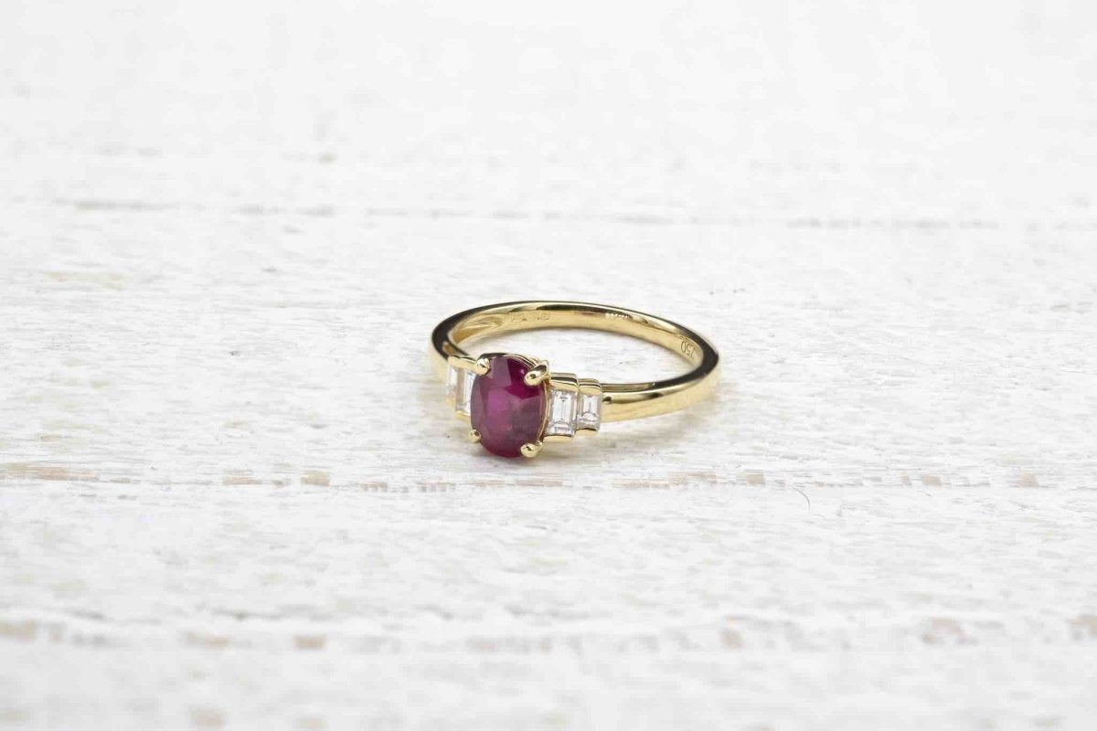 Bague rubis diamants baguettes en or jaune 18k - Castafiore