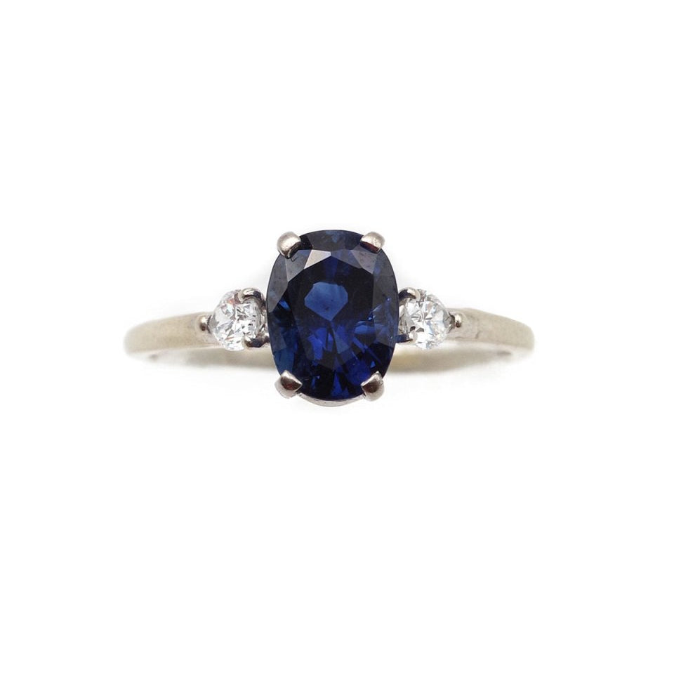 Bague saphir bleu 2.6 ct et diamants en or blanc - Castafiore