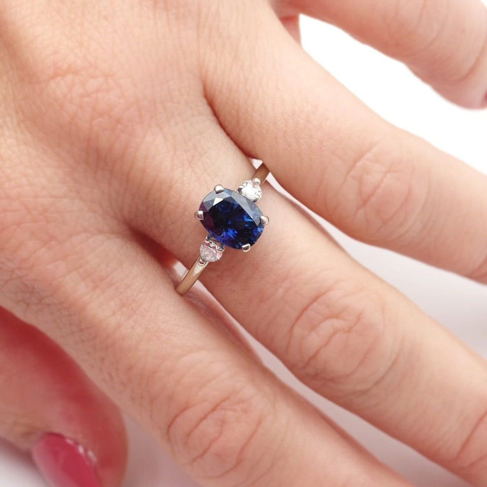 Bague saphir bleu 2.6 ct et diamants en or blanc - Castafiore