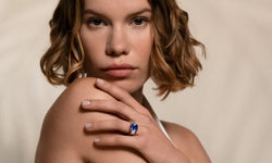 Bague Saphir Ceylan 7.94 Cts et diamants sur or blanc - Castafiore