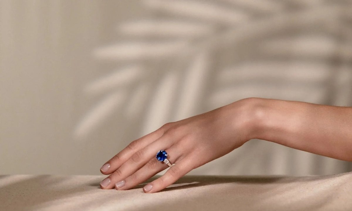 Bague Saphir Ceylan 7.94 Cts et diamants sur or blanc - Castafiore