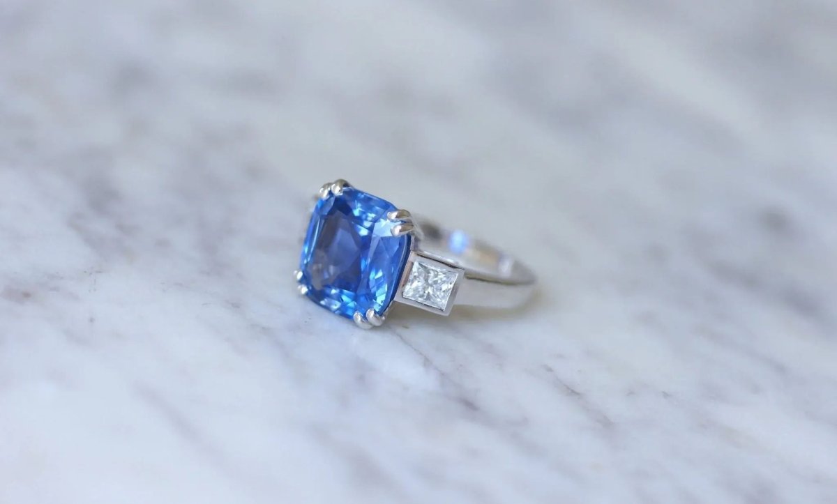 Bague Saphir Ceylan 7.94 Cts et diamants sur or blanc - Castafiore