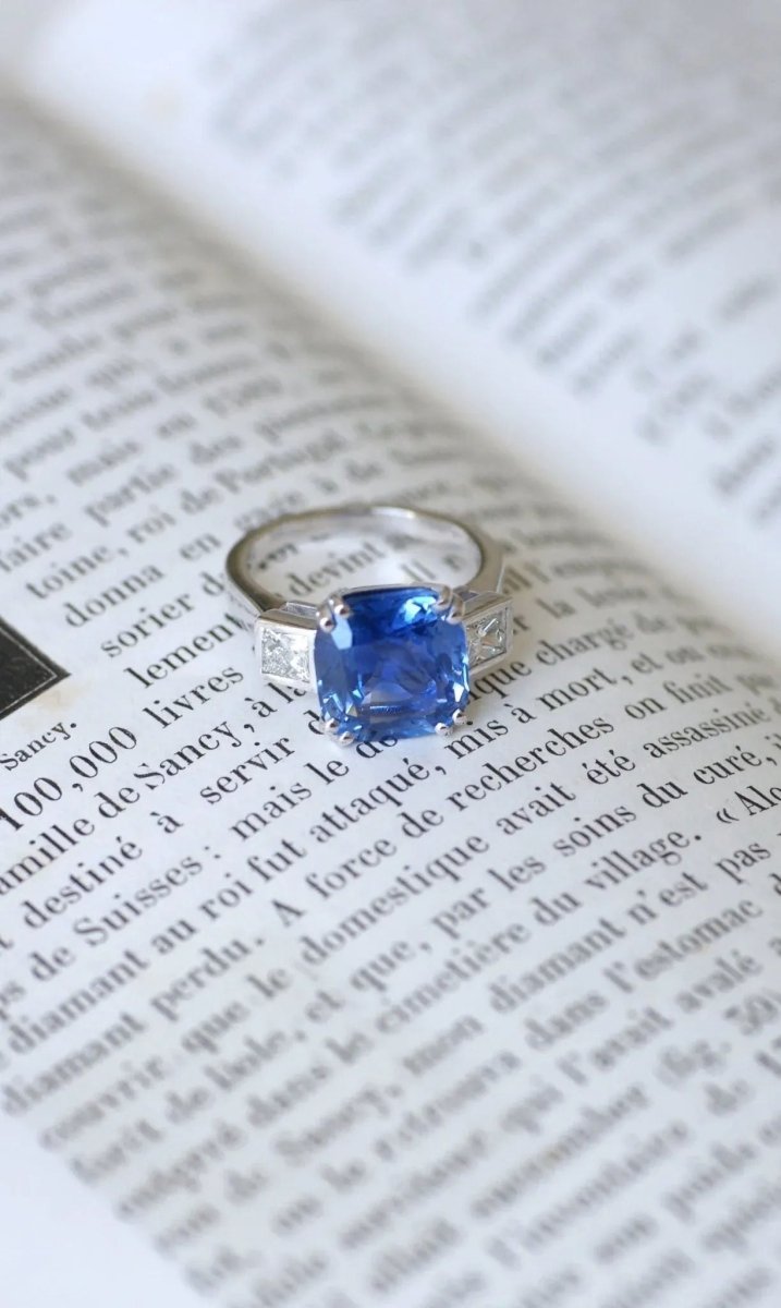 Bague Saphir Ceylan 7.94 Cts et diamants sur or blanc - Castafiore