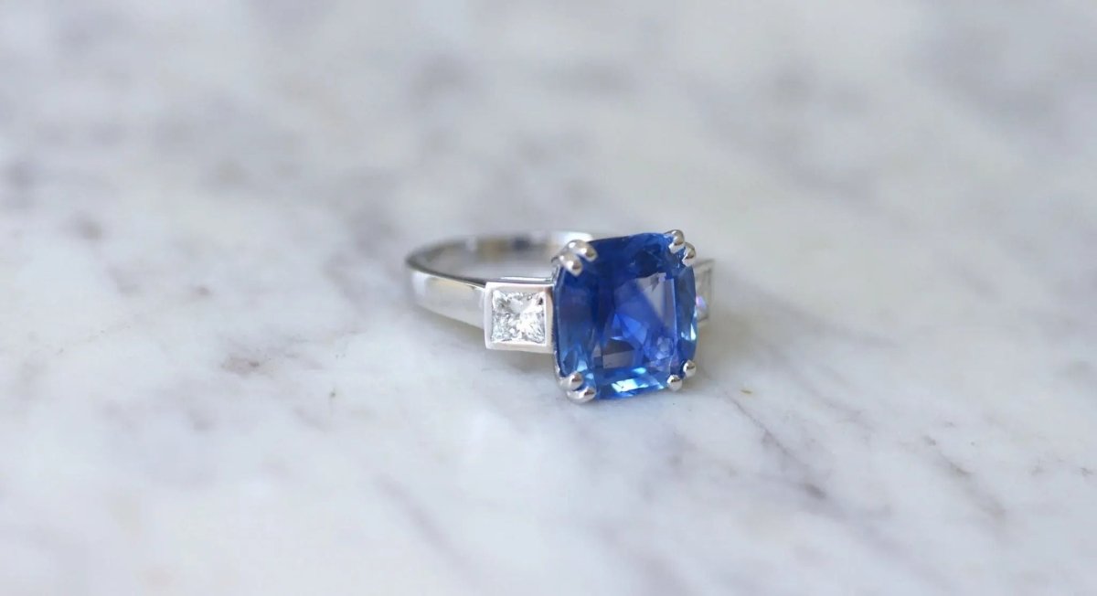 Bague Saphir Ceylan 7.94 Cts et diamants sur or blanc - Castafiore