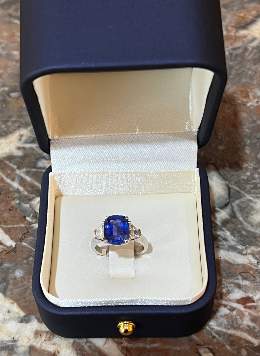 Bague Saphir Ceylan Coussin Non Chauffé 4.15 Carats Diamants Or Gris 18 Carats (Certificat) - Castafiore